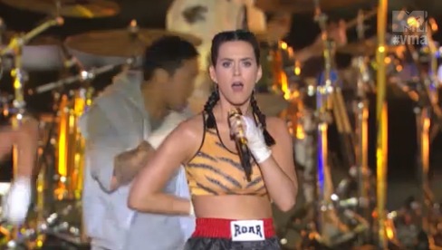 Katy Perry – Roar (živě z VMA)