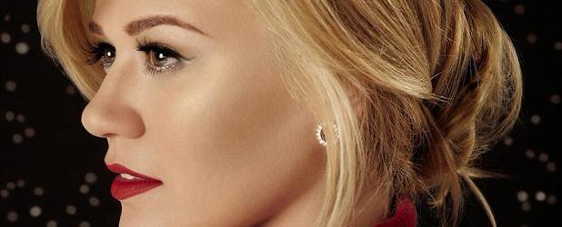 Kelly Clarkson se na letošní Vánoce zabalí do rudé